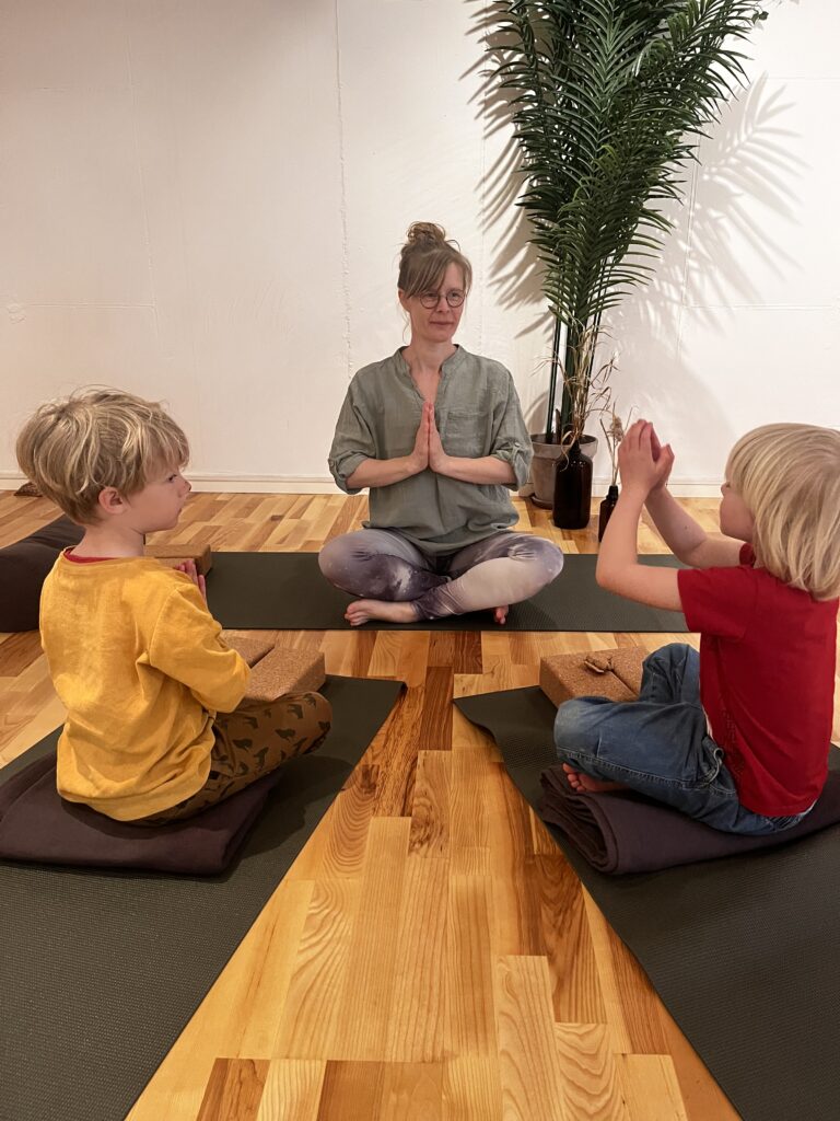 Familieyoga med Amira
